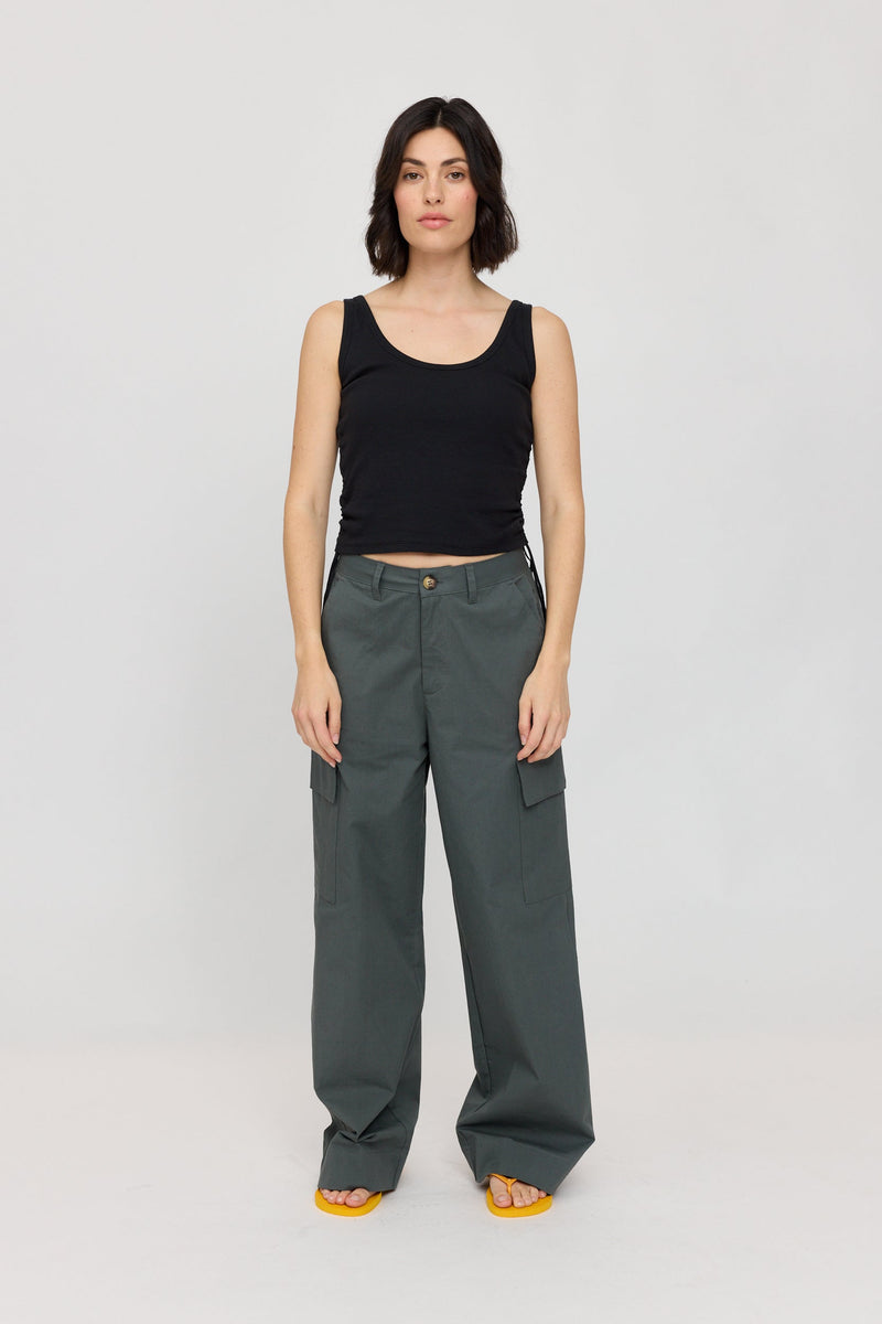 Maren ist 1,75 und trägt Größe S