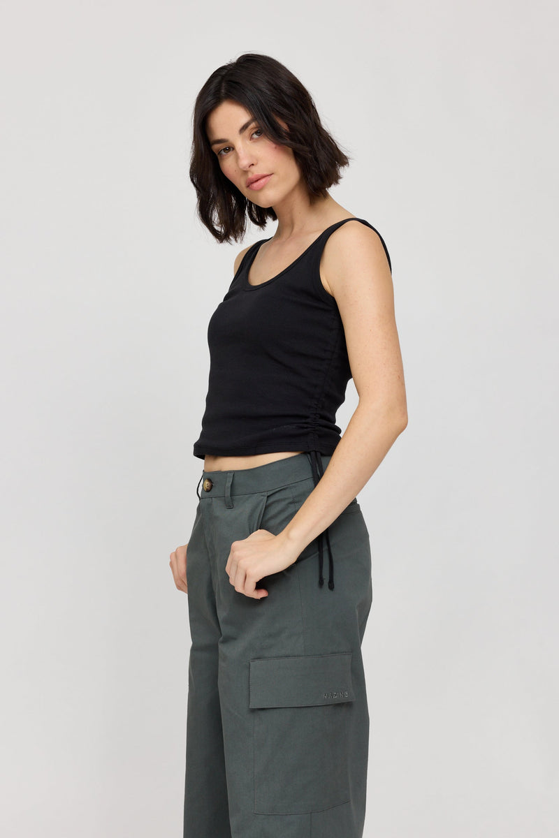 Maren ist 1,75 und trägt Größe S