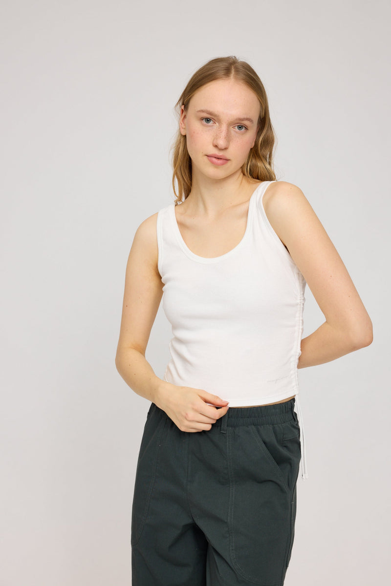 Julia ist 1,78 und trägt Größe S