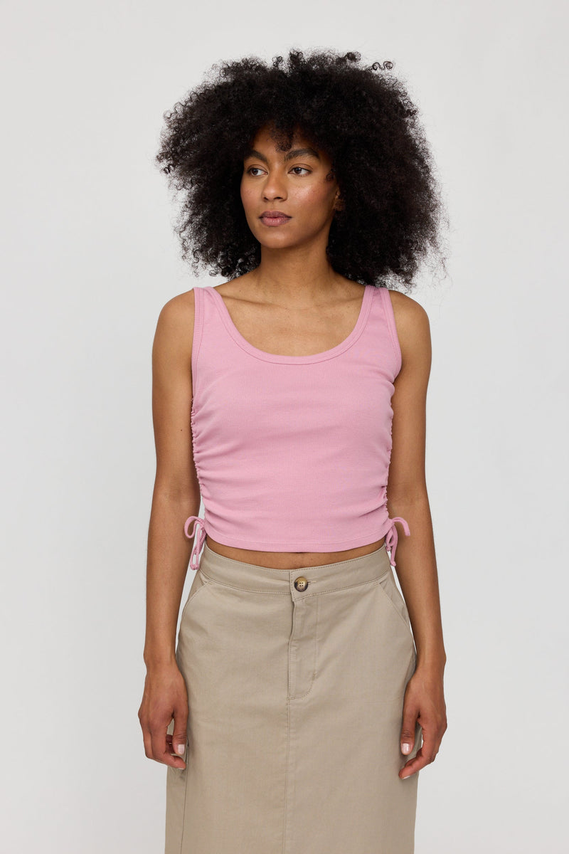 Jade ist 1,75 und trägt Größe S