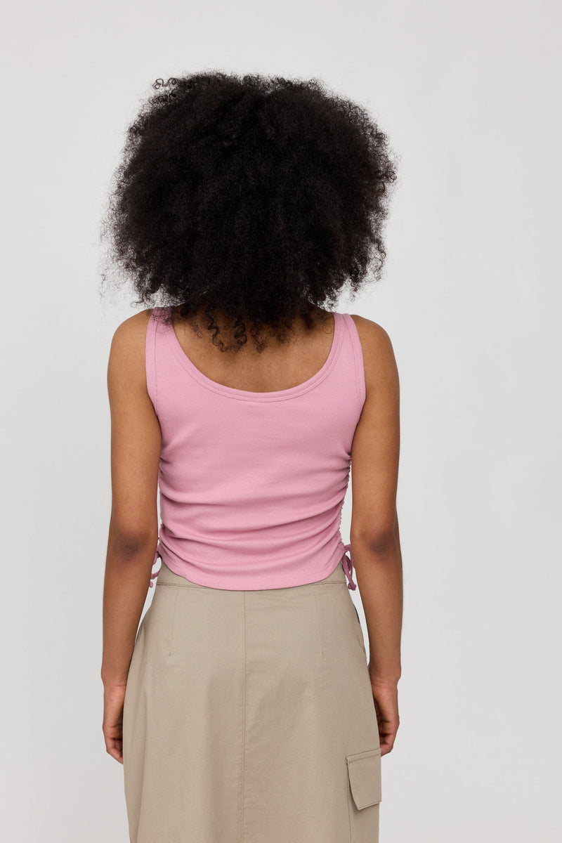 Jade ist 1,75 und trägt Größe S