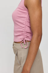 Jade ist 1,75 und trägt Größe S