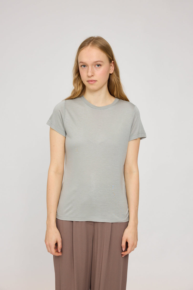 Julia ist 1,78 und trägt Größe S