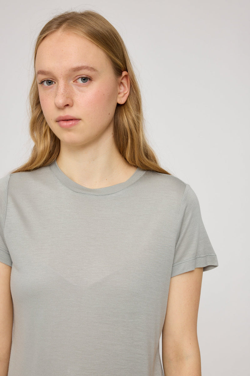 Julia ist 1,78 und trägt Größe S