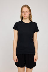 Julia ist 1,78 und trägt Größe S