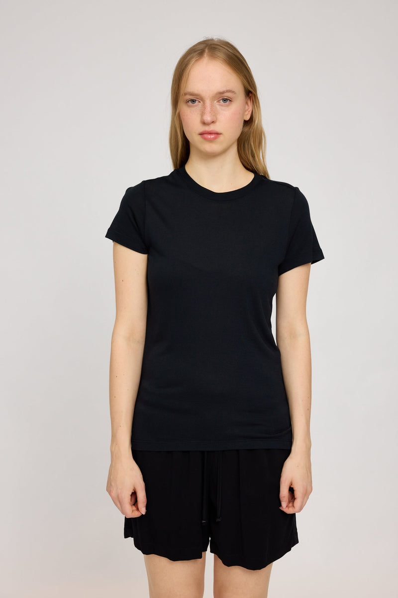 Julia ist 1,78 und trägt Größe S