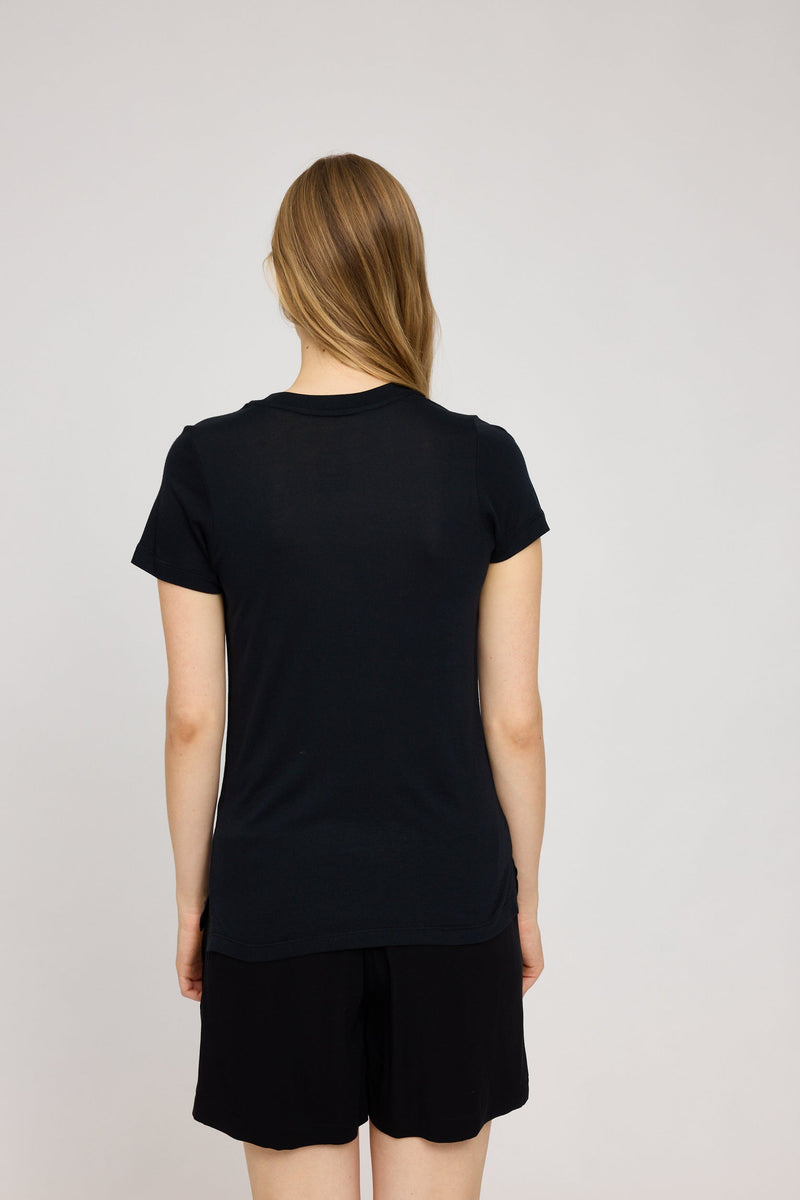 Julia ist 1,78 und trägt Größe S