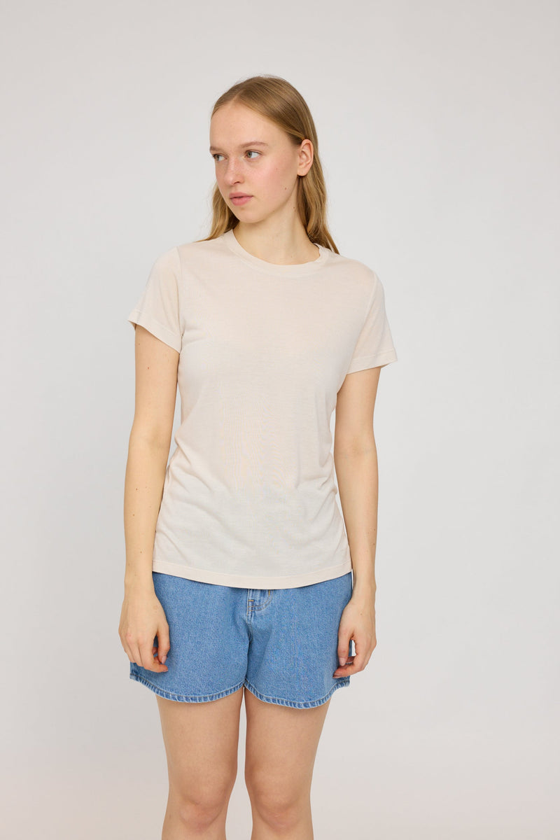 Julia ist 1,78 und trägt Größe S