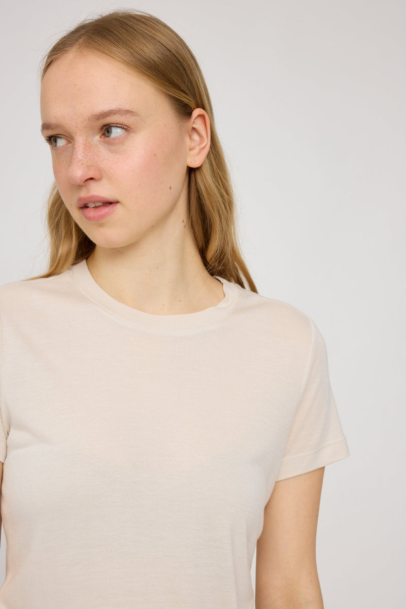 Julia ist 1,78 und trägt Größe S