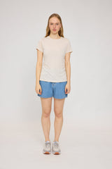 Julia ist 1,78 und trägt Größe S