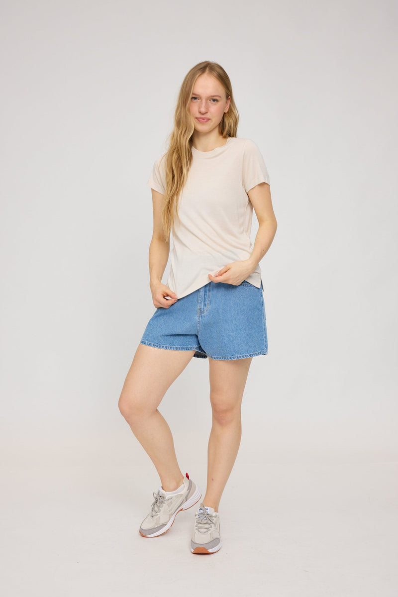 Julia ist 1,78 und trägt Größe S