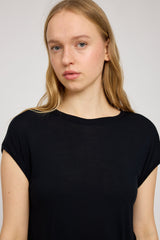 Julia ist 1,78 und trägt Größe S