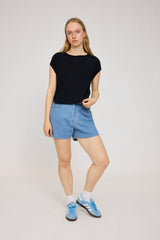 Julia ist 1,78 und trägt Größe S