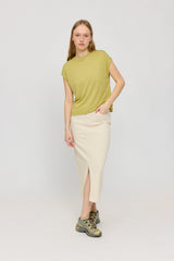 Julia ist 1,78 und trägt Größe S