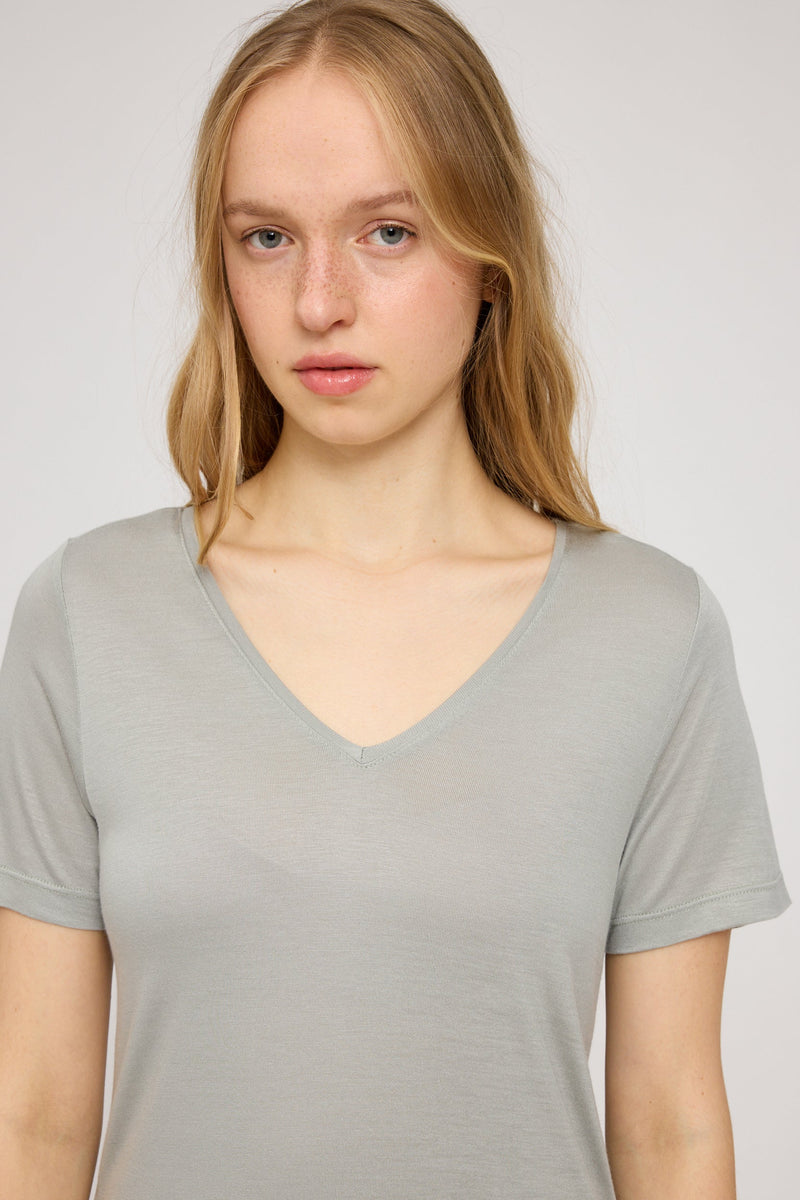 Julia ist 1,78 und trägt Größe S