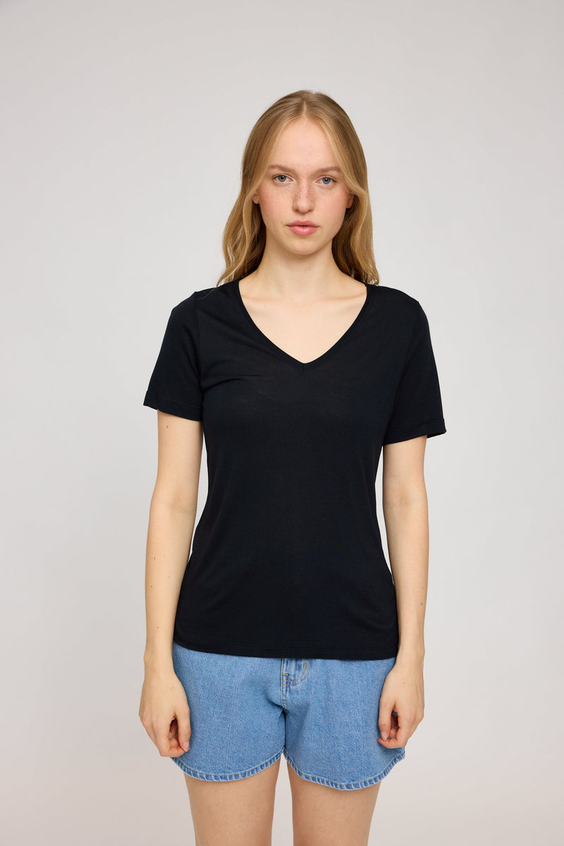 Julia ist 1,78 und trägt Größe S