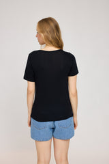 Julia ist 1,78 und trägt Größe S