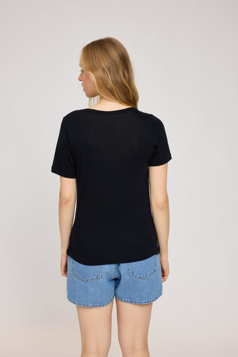 Julia ist 1,78 und trägt Größe S