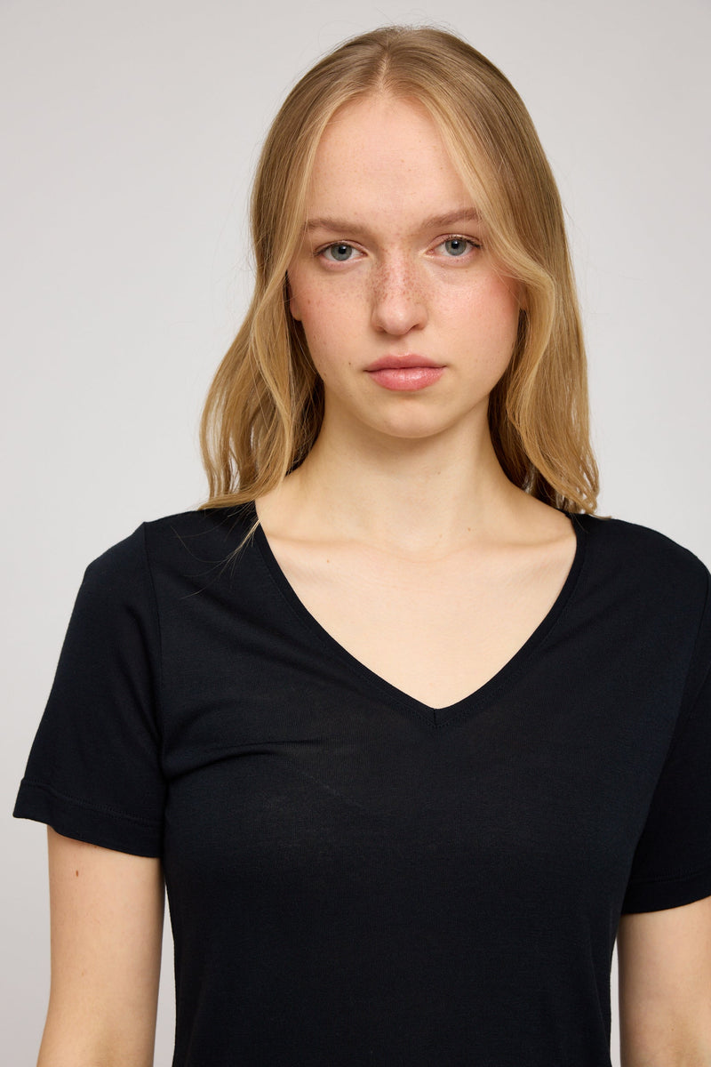 Julia ist 1,78 und trägt Größe S