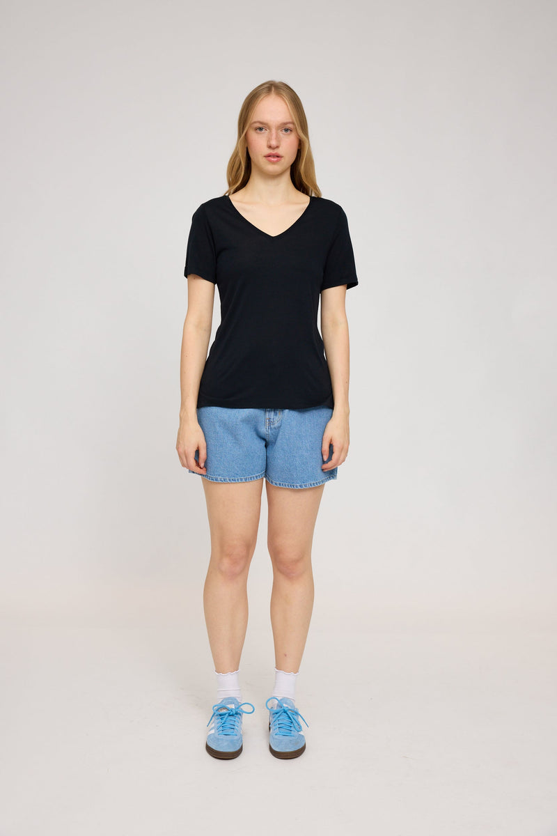 Julia ist 1,78 und trägt Größe S