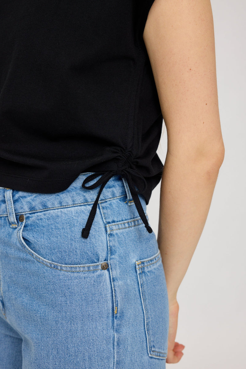 Julia ist 1,78 und trägt Größe S