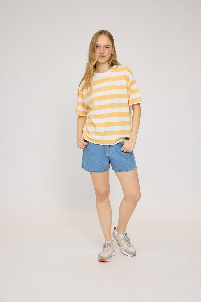 Julia ist 1,78 und trägt Größe S