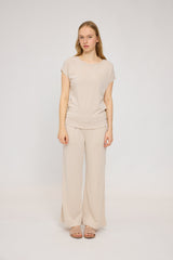 Julia ist 1,78 und trägt Größe S