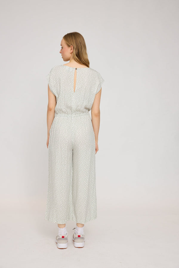 Julia ist 1,78 und trägt Größe S