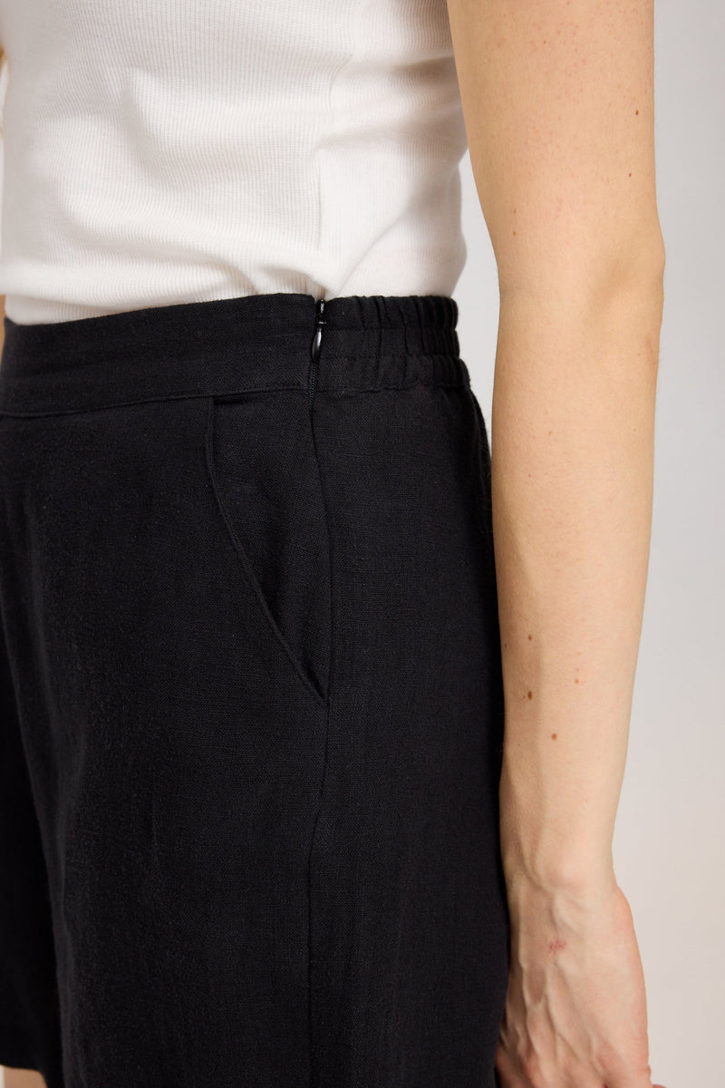 Julia ist 1,78 und trägt Größe S