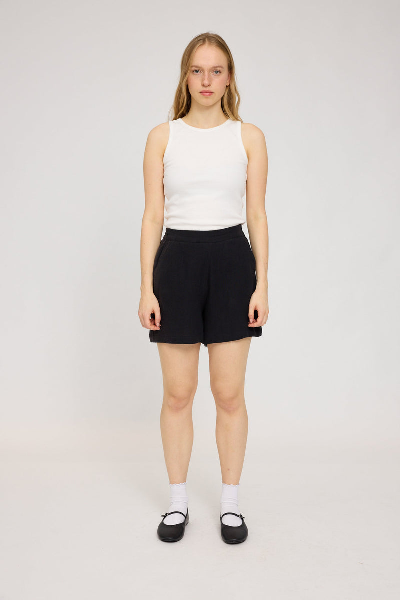 Julia ist 1,78 und trägt Größe S