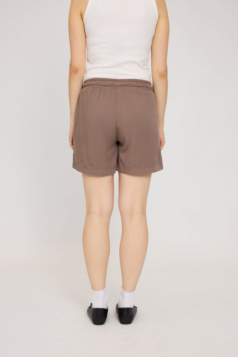 Julia ist 1,78 und trägt Größe S