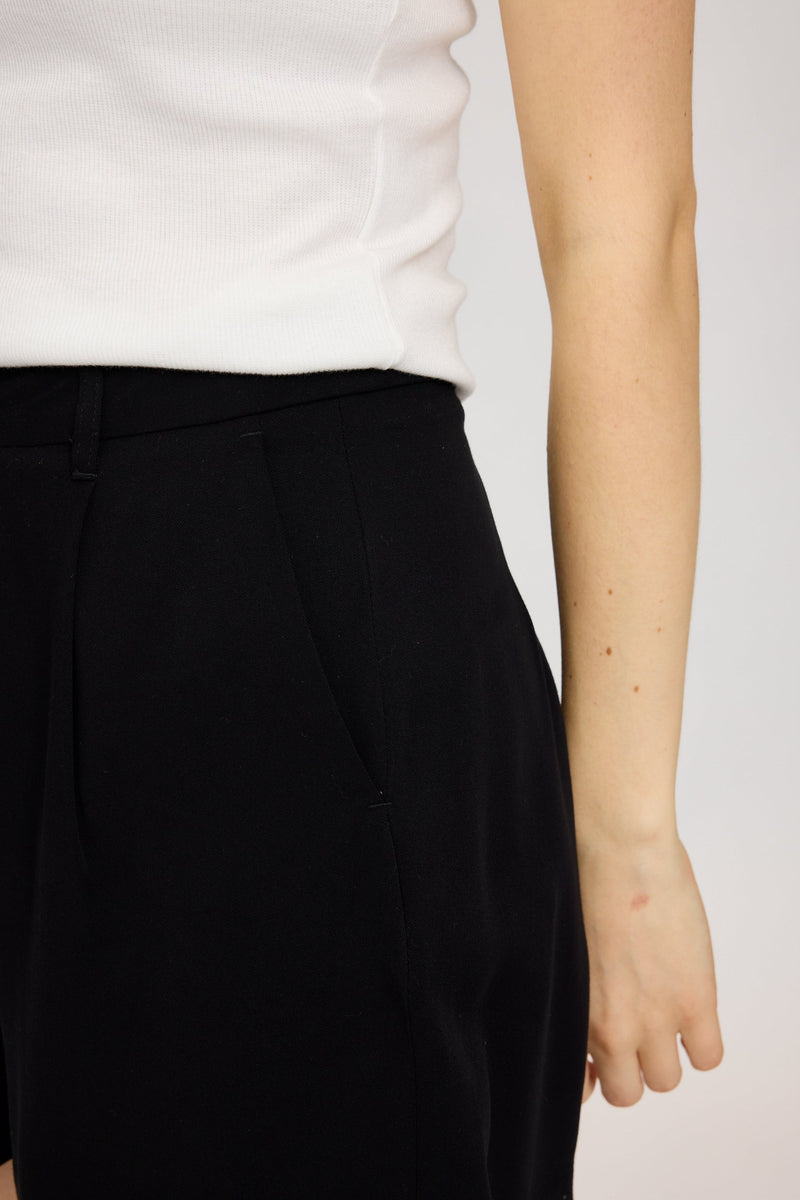 Julia ist 1,78 und trägt Größe S