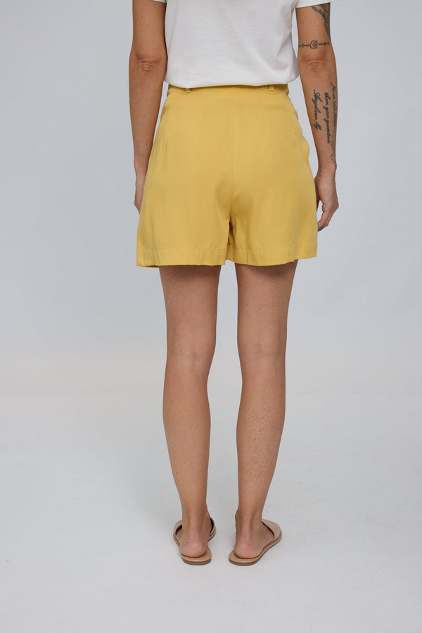 Julia ist 1,78 und trägt Größe S