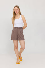 Julia ist 1,78 und trägt Größe S