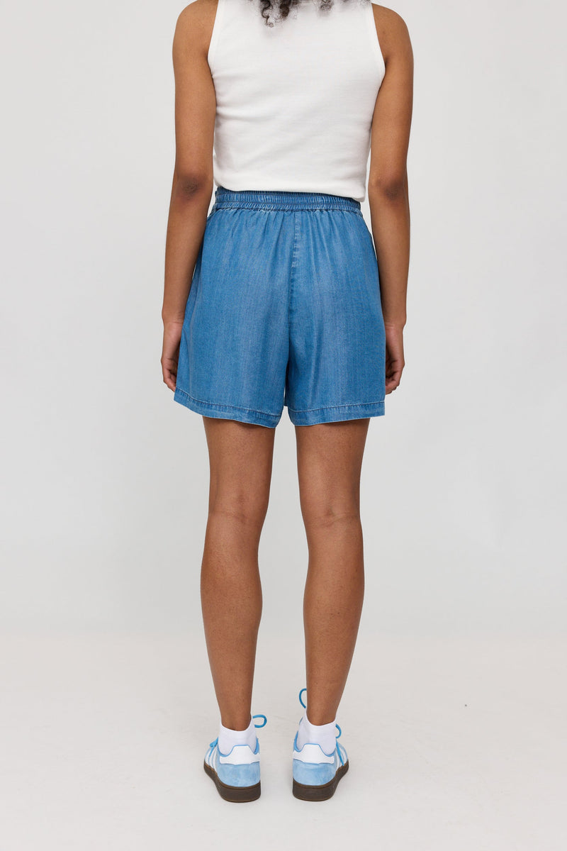 Jade ist 1,75 und trägt Größe S