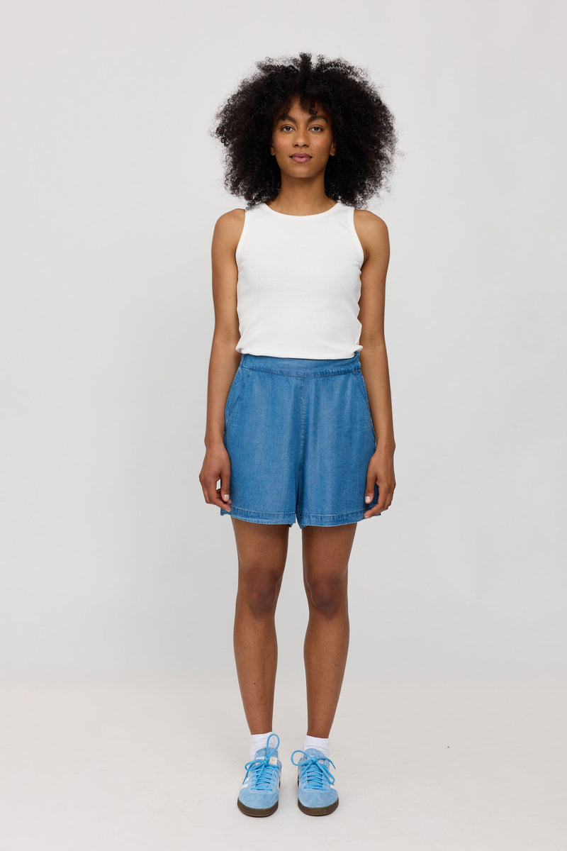 Jade ist 1,75 und trägt Größe S