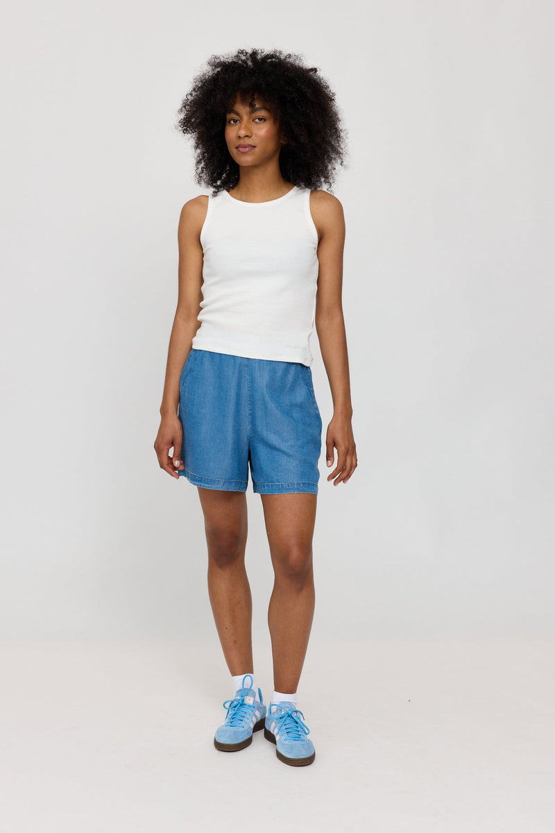 Jade ist 1,75 und trägt Größe S