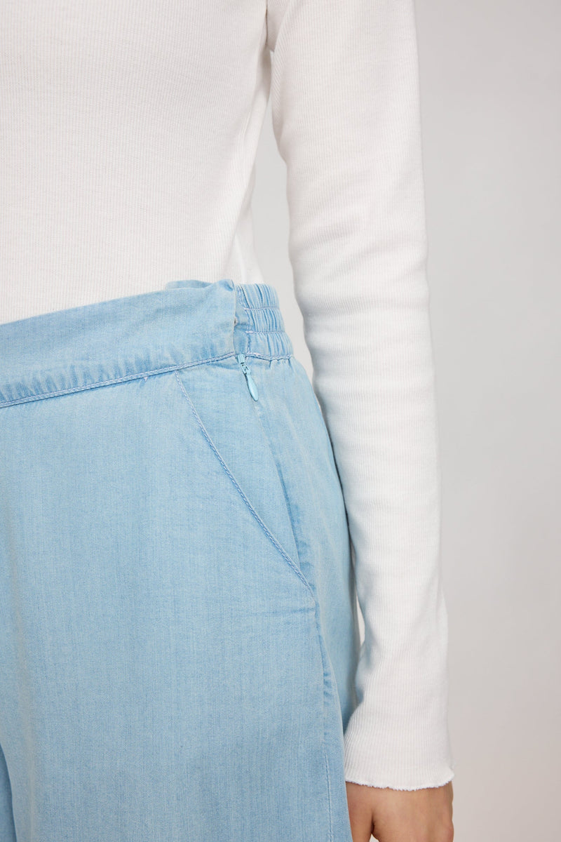 Julia ist 1,78 und trägt Größe S