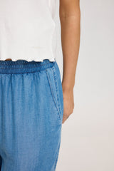 Julia ist 1,78 und trägt Größe S