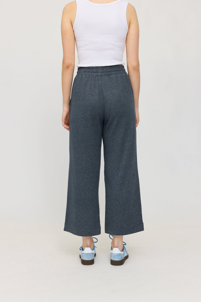 Julia ist 1,78 und trägt Größe S