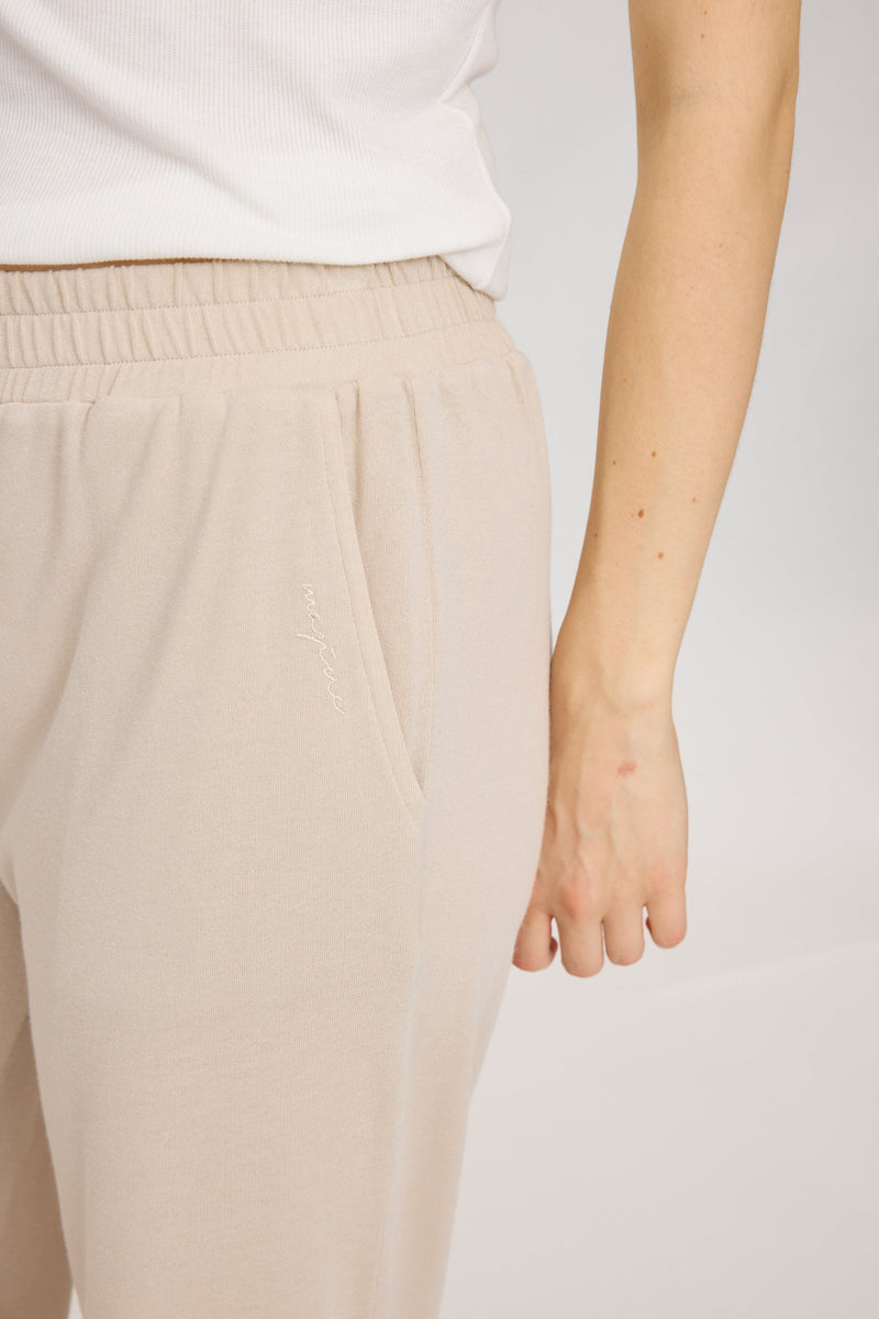 Julia ist 1,78 und trägt Größe S