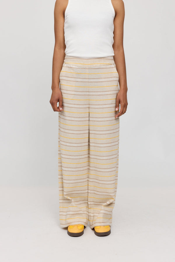 Jade ist 1,75 und trägt Größe S