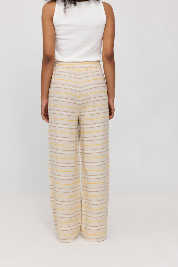 Jade ist 1,75 und trägt Größe S