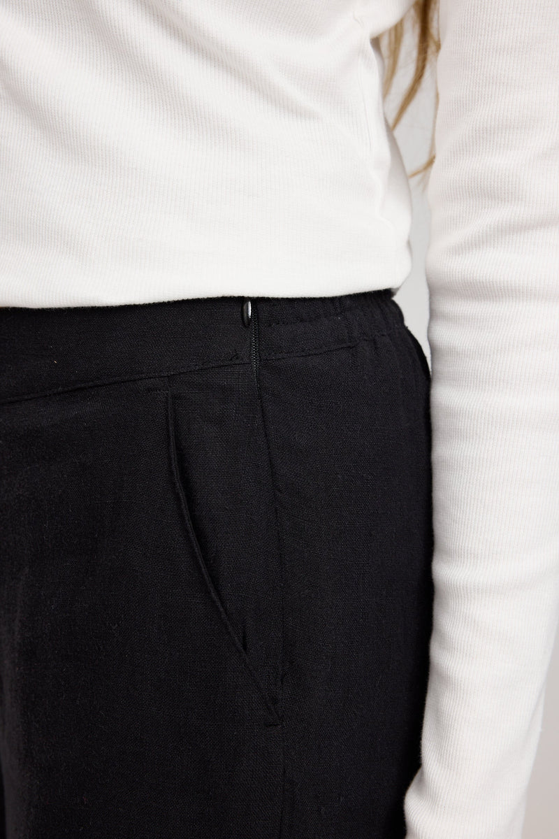 Julia ist 1,78 und trägt Größe S