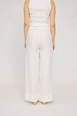 Julia ist 1,78 und trägt Größe S