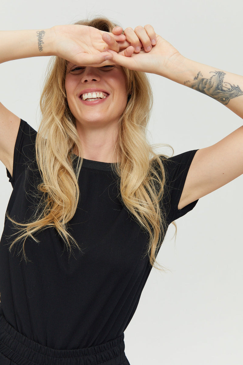 Ina ist 1,75 und trägt Größe S