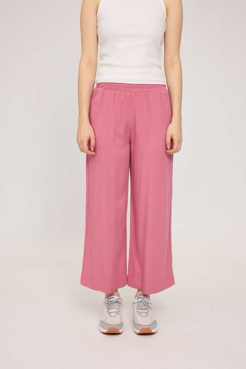 Julia ist 1,78 und trägt Größe S