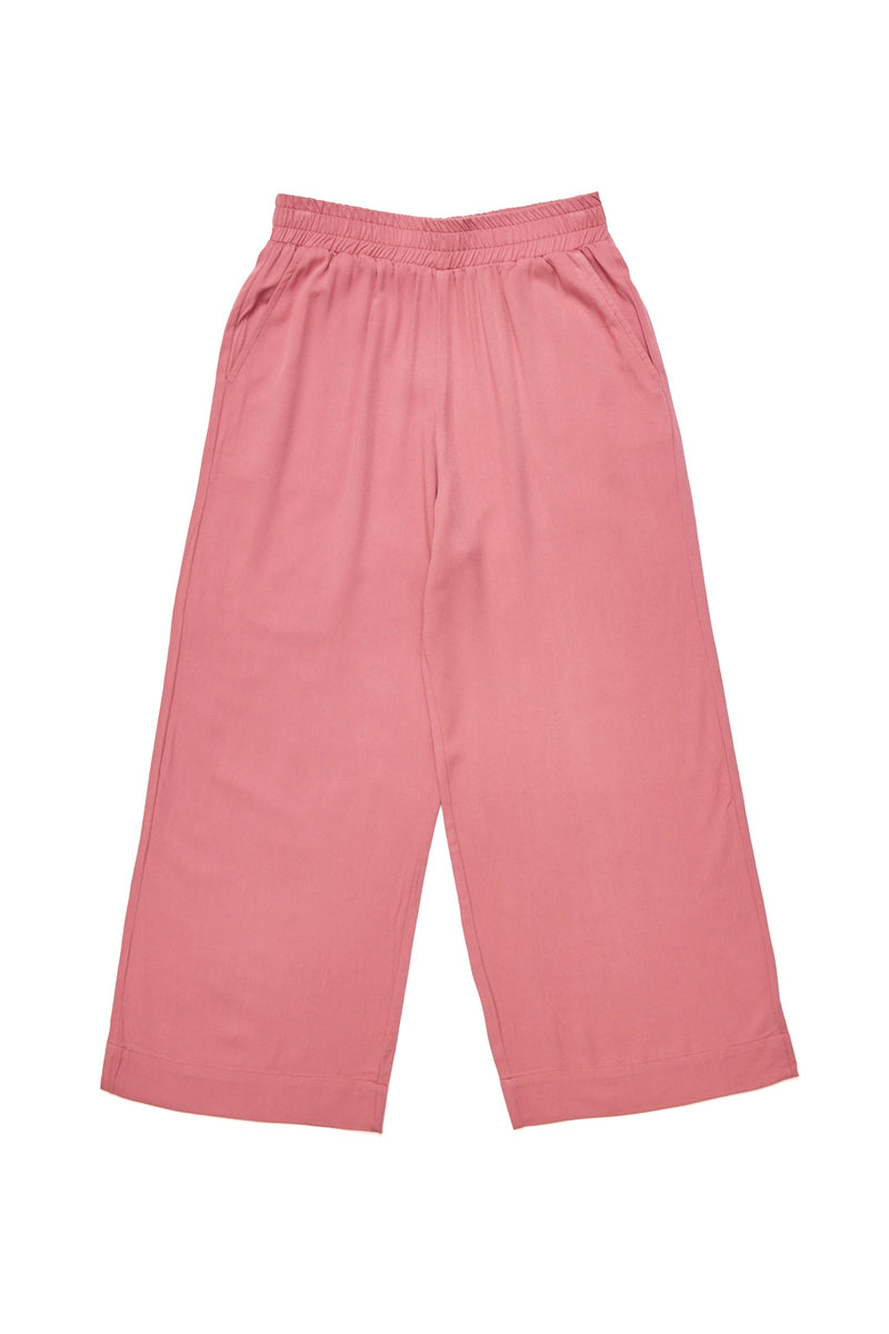 Julia ist 1,78 und trägt Größe S