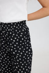 Mandy ist 1,68 und trägt Größe S