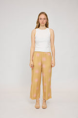 Julia ist 1,78 und trägt Größe S